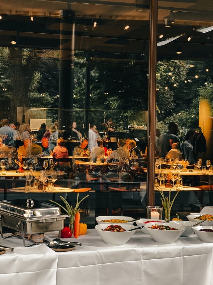 Elegant dining setup in Düsseldorf with diverse cuisine options and lively ambiance.